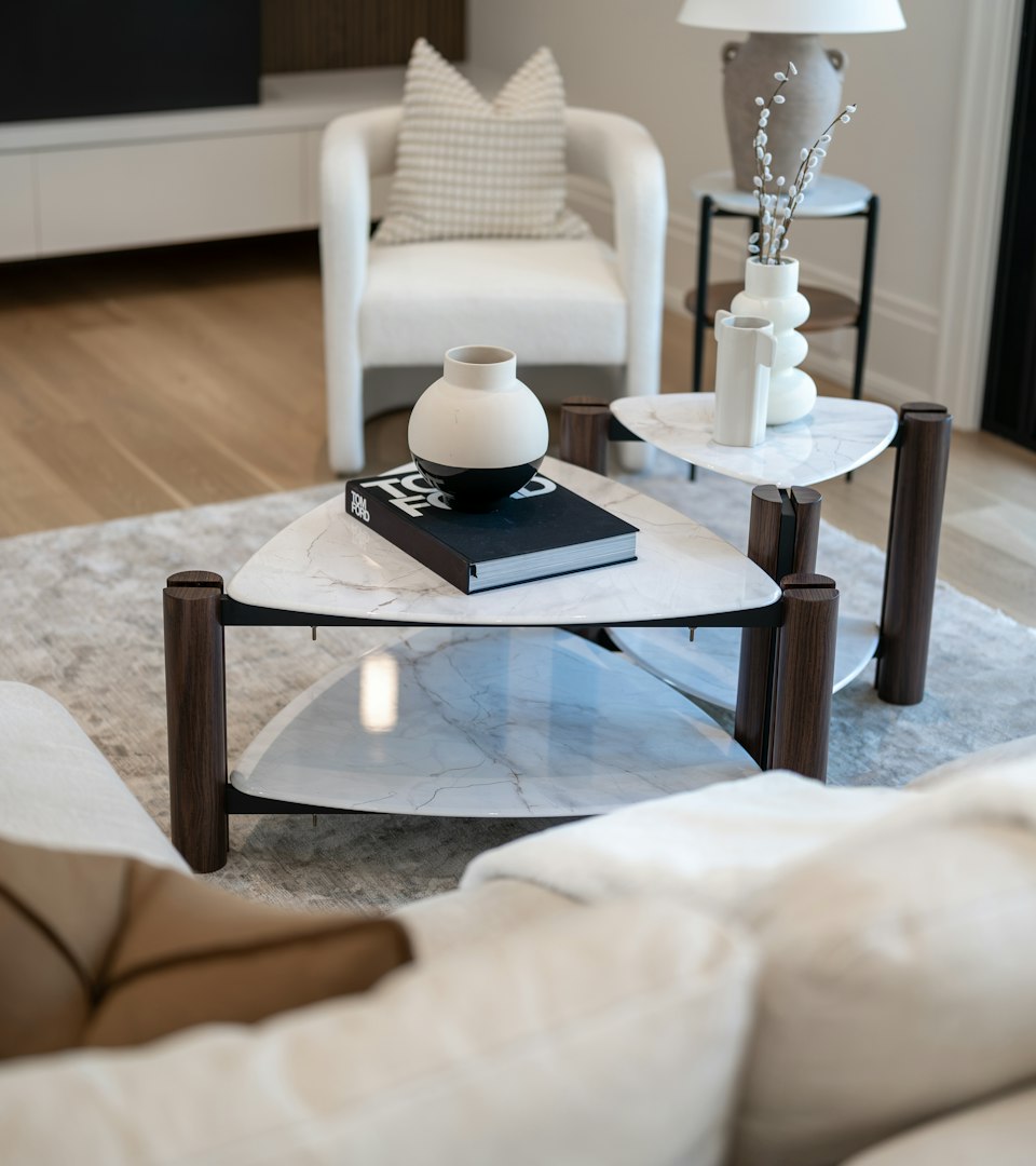 Mesa de jantar com tampo de mármore em ambiente Sodré Home